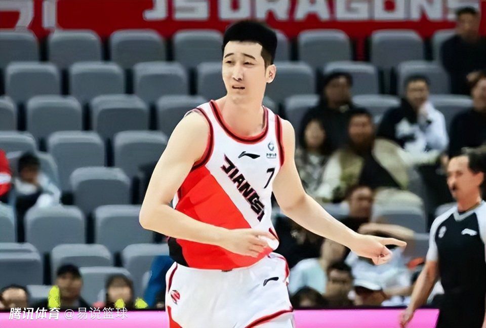 上半场伤停补时2分钟，半场结束，AC米兰暂1-1萨勒尼塔纳。